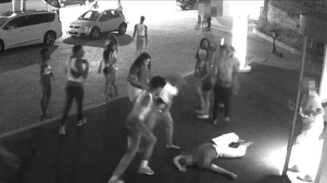 Black mob attacks white man in D.C.